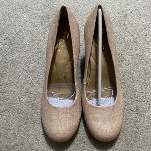Aerosoles beige wedge heel